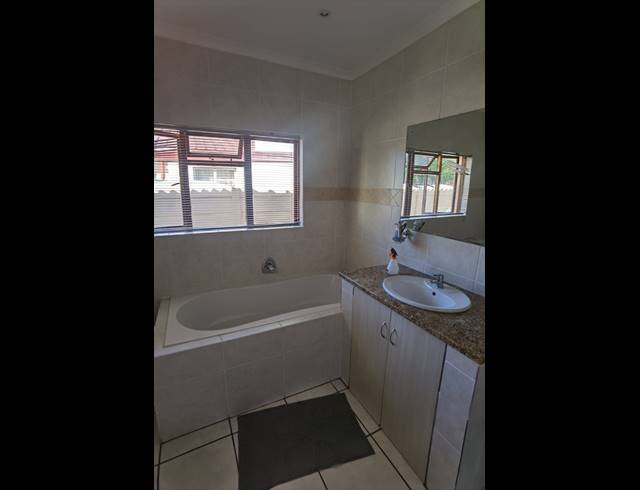 3 BEDROOM FREESTANDING TO LET IN STRAND CENTRAL